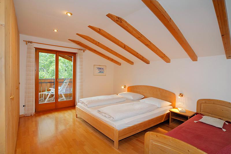 Camera da letto con letto a due piazze e un letto singolo - Appartamento tipo-C