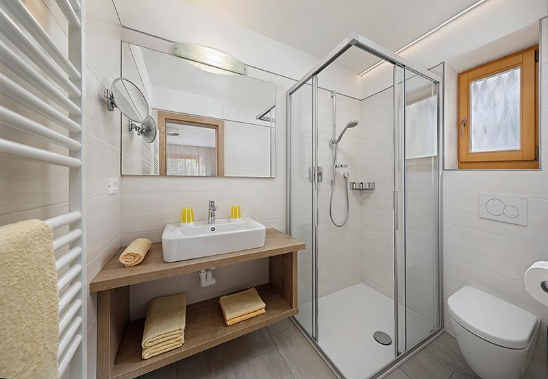 Bagno con doccia e luce diurna - Appartamento tipo-B