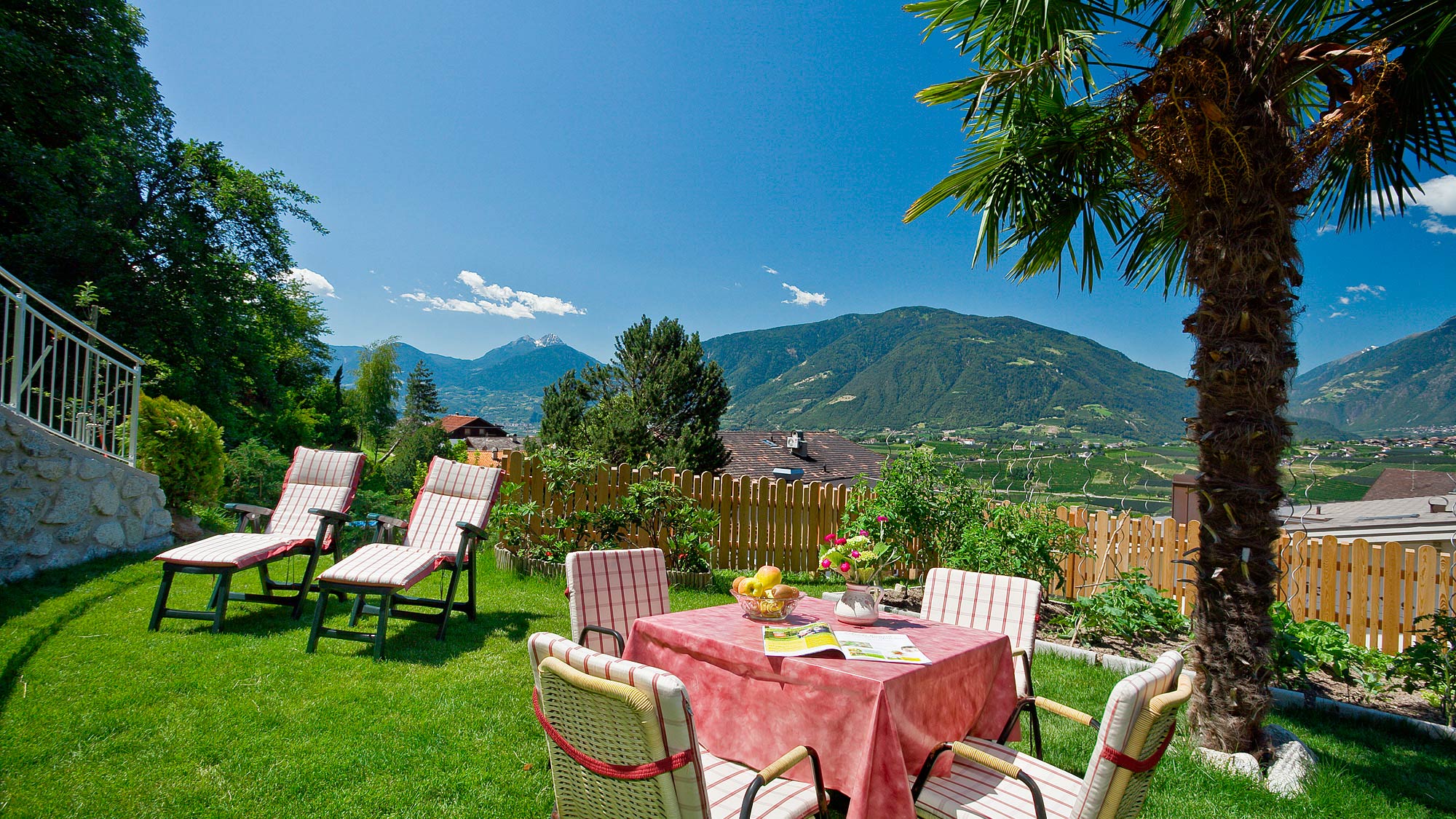 Garten und Liegewiese - Appartements Wieser in Schenna